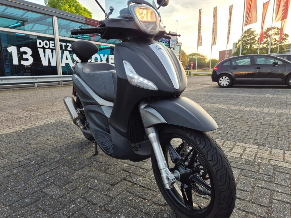 Piaggio Beverly 350cc met Akrapovic uit 2017, Ophalen, Overige modellen, Zo goed als nieuw, Benzine
