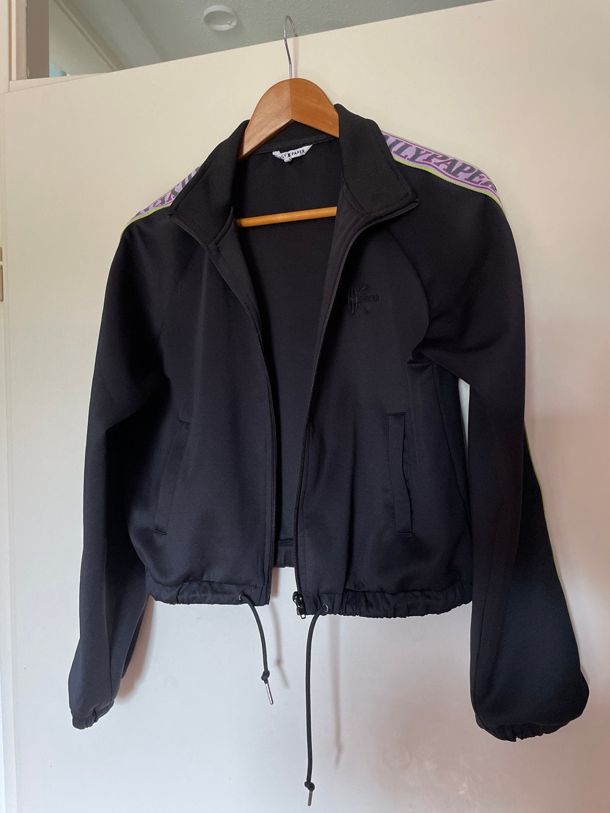 Daily Paper Zwart Cropped Trainingsjack Maat S, Kleding | Dames, Jassen | Zomer, Ophalen of Verzenden, Zo goed als nieuw, Maat 36 (S)