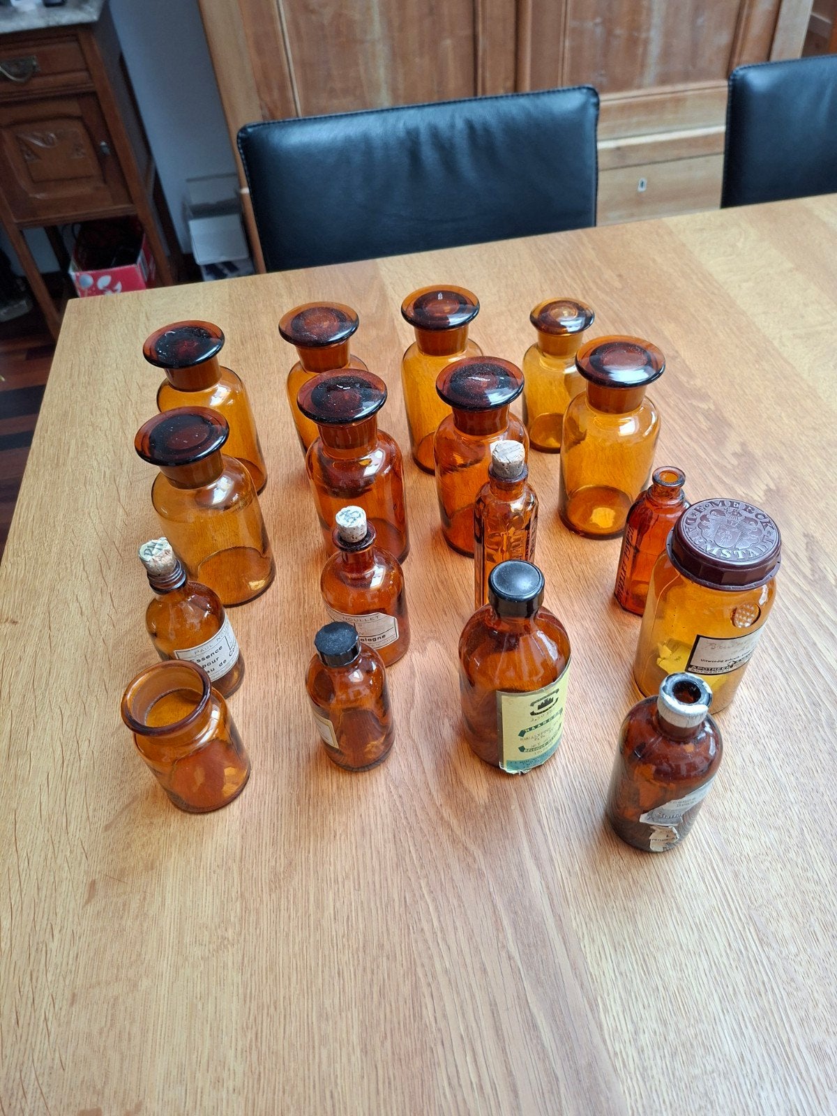 17 stuks apothekers potjes en flesjes 50/1960, Ophalen