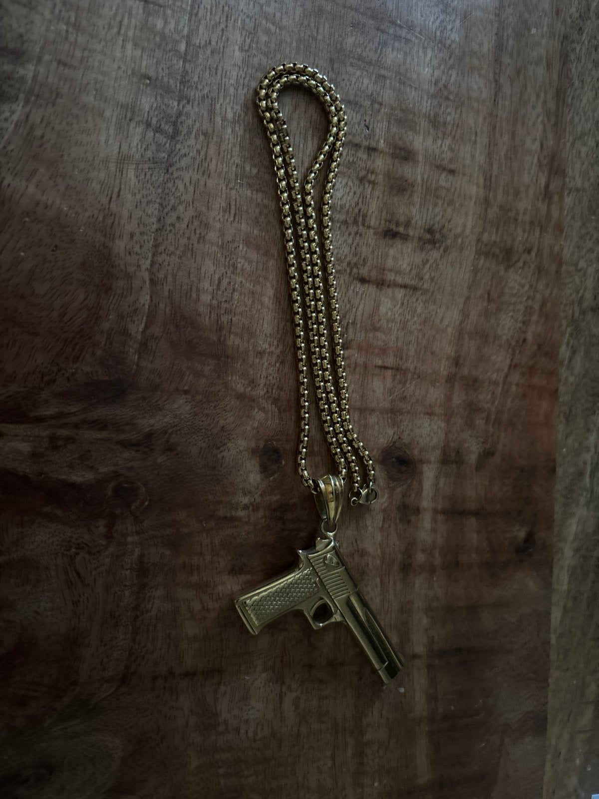 Gouden ketting met pistool hanger, Ophalen, Zo goed als nieuw, Goud, Overige materialen