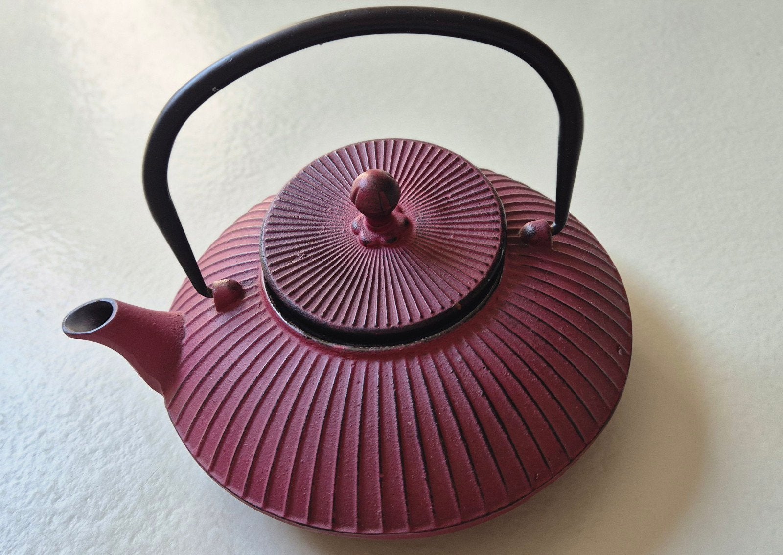 Gietijzeren Japanse Theepot met Ronde Knoop Donkerrood, Ophalen, Gebruikt, Gietijzer