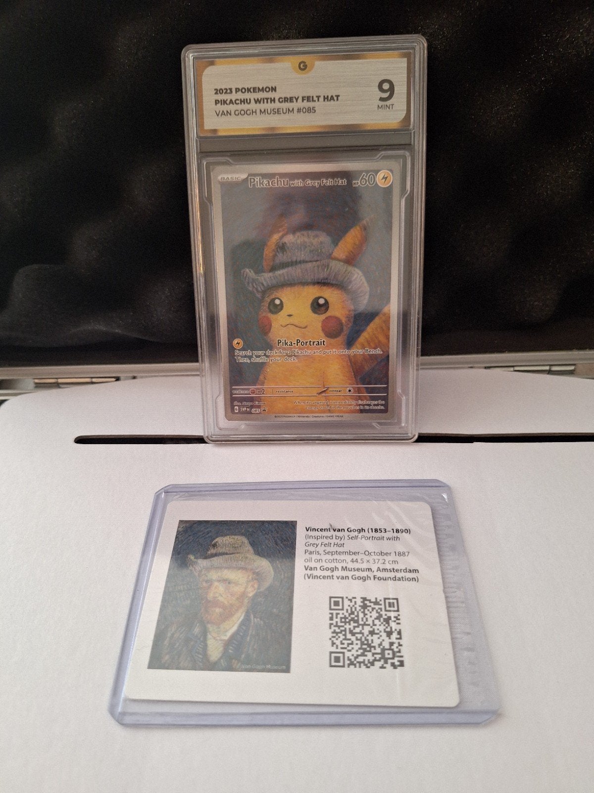 Pikachu Grey Felt Hat SVP 085 Pokémon x Van Gogh. GG 9, Hobby en Vrije tijd, Verzamelkaartspellen | Pokémon, Ophalen of Verzenden
