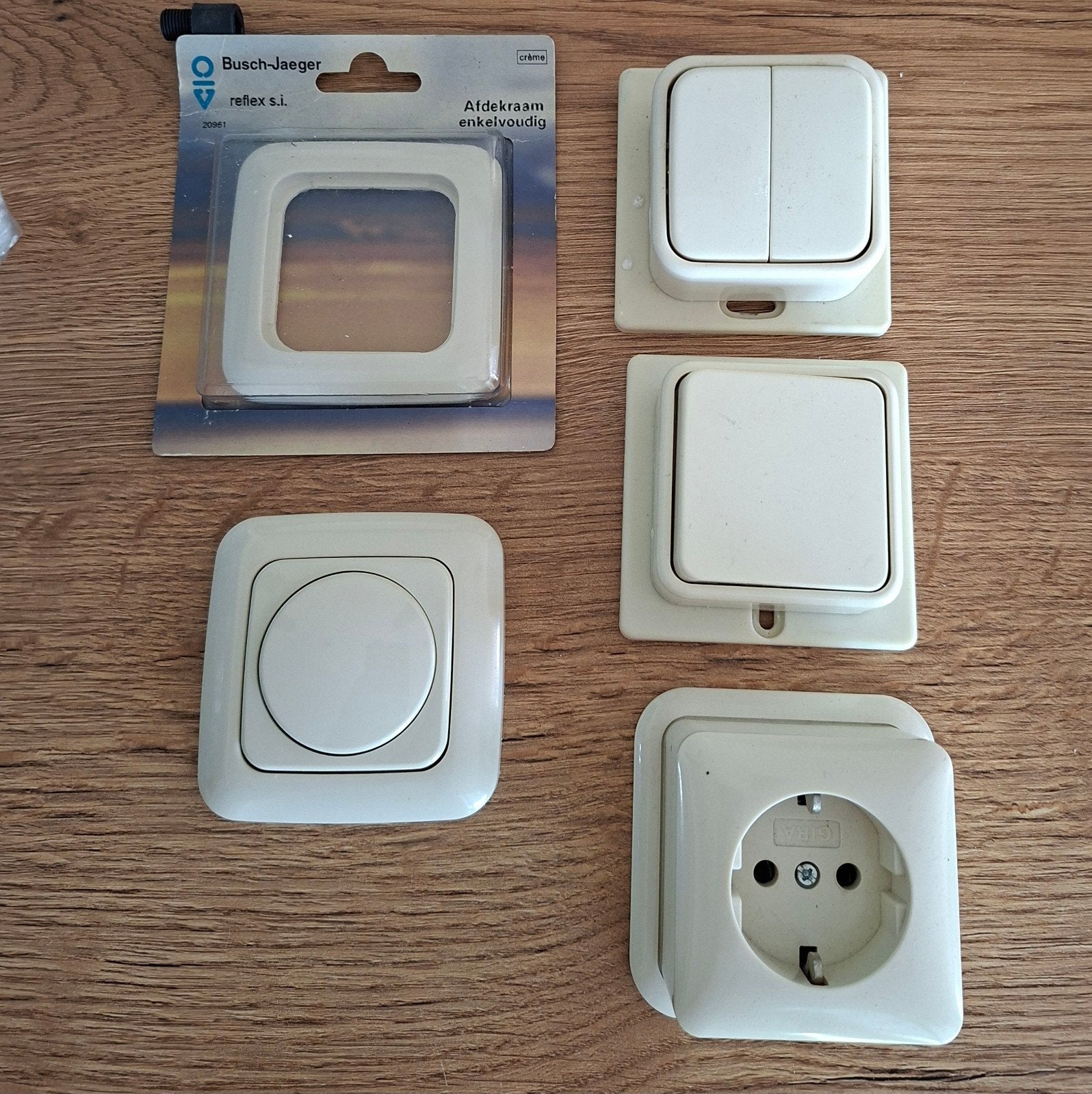 Busch-Jaeger Schakelmateriaal: Afdekraam, Dimmer, Ophalen, Gebruikt, Busch-Jaeger, Afdekraam