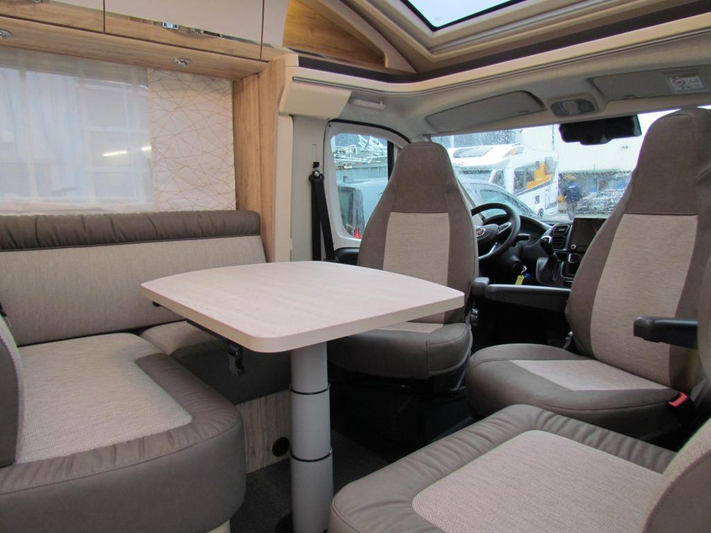Eura Mobil Profila T 720 EB Lengtebed, Automaat, Caravans en Kamperen, Campers, Automaat, Verwarmde buitenspiegels, Fiat, Diesel