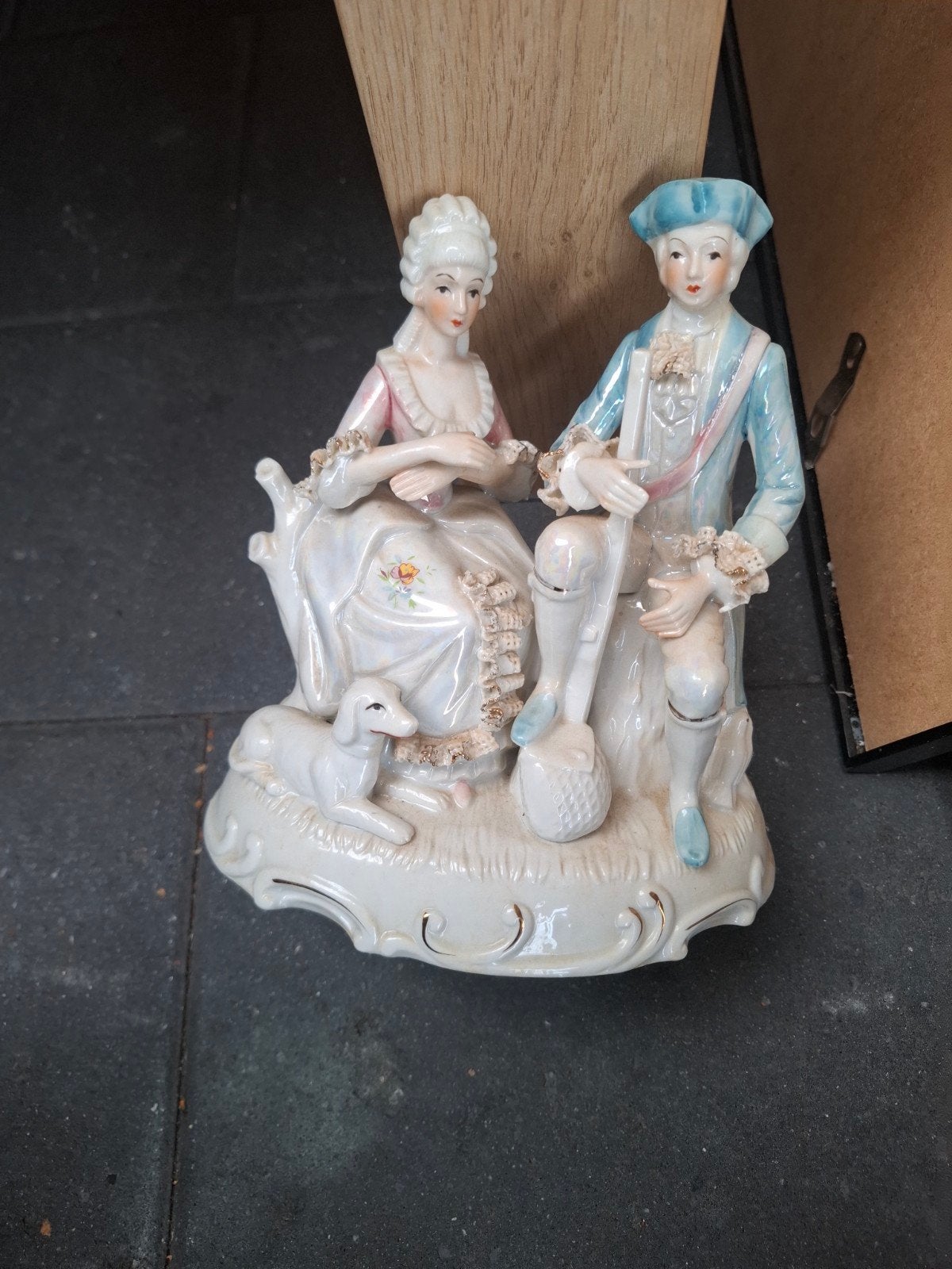 Vintage Porseleinen Beeldje: Romantisch Paar met Hond, Antiek en Kunst, Ophalen of Verzenden