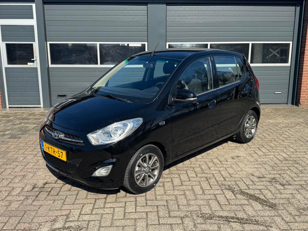 Hyundai i10 1.25 I 5DR 2013 Zwart AIRCO|APK 03-2027|LMV, Auto's, Hyundai, Euro 5, 4 cilinders, Zwart, Origineel Nederlands