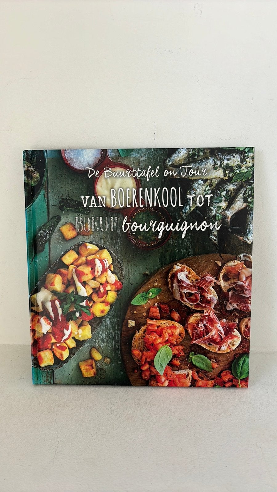 De buurttafel on tour ‘van boerenkool tot boeuf’ kookboek, Ophalen of Verzenden, Zo goed als nieuw