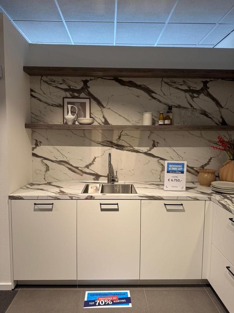 Showroomkeuken L-opstelling met marmerlook, Ophalen, Nieuw, 4 kookzones, Energieklasse A of zuiniger