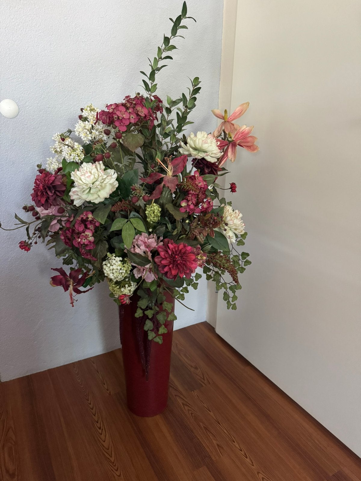 Kunstbloemen in Bordeaux rode vaas, Huis en Inrichting, Woonaccessoires | Kunstplanten en Kunstbloemen, Ophalen, Zo goed als nieuw