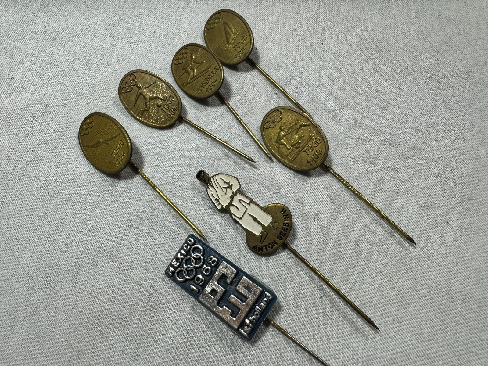 Setje Olympische spelen pins 64/68 en Anton Geesink, Verzamelen, Speldjes, Pins en Buttons, Ophalen of Verzenden, Gebruikt, Sport
