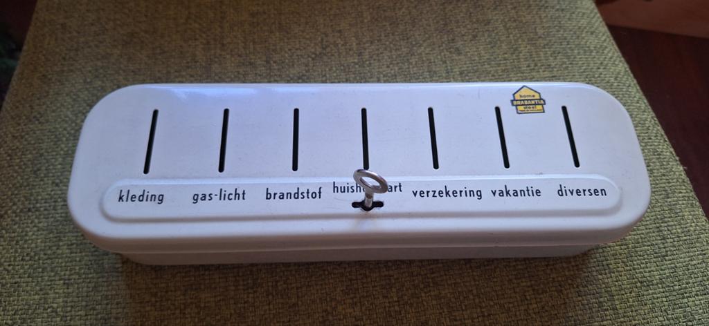 Oud spaarblikje met sleutel - Vintage spaarpot, Ophalen of Verzenden, Gebruikt, Metaal of Blik, Object of Gebouw