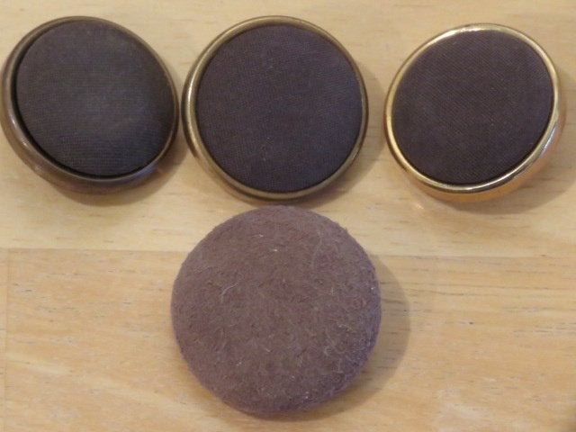 Setje vintage knopen met bruine stof 4 stuks, Ophalen of Verzenden, Zo goed als nieuw, Knoop of Knopen