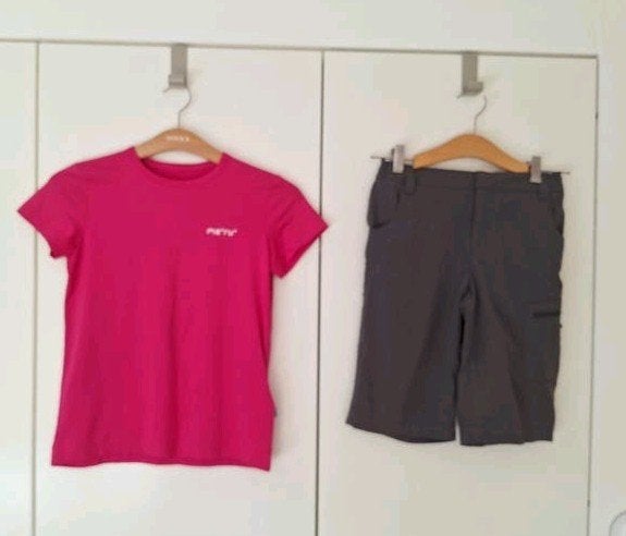 Mooie  korte broek lichtgewicht en T-shirt van Meru maat 140, Broek, Meisje, Meru, Ophalen of Verzenden