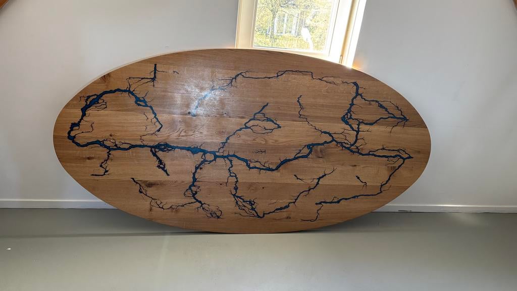 Unieke Ovale Eikenhouten Tafel met Lichtenberg Effect, Huis en Inrichting, Tafels | Eettafels, Ophalen, 100 tot 150 cm, Eikenhout