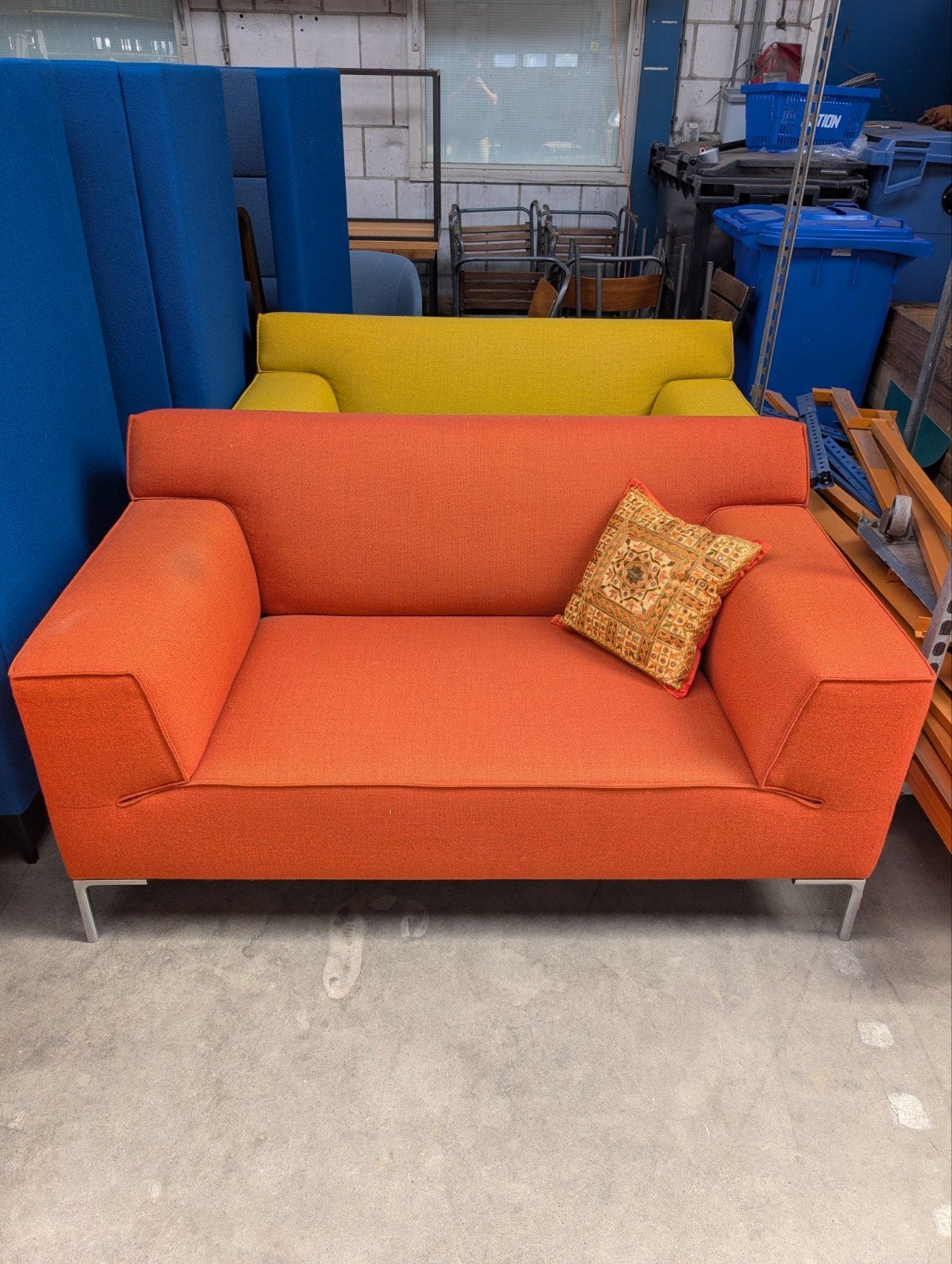 2 Design bankstellen - Oranje en Geel, Huis en Inrichting, Banken | Bankstellen, Ophalen, Modern design, Gebruikt, 150 tot 200 cm