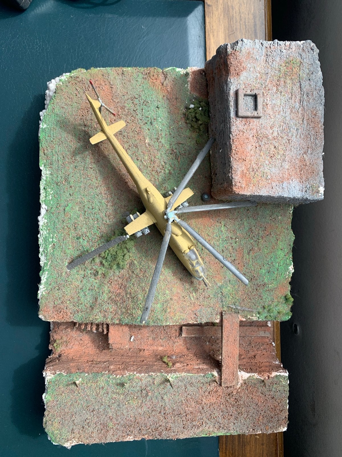 Revell Mil Mi-24D Hind model met diorama, Hobby en Vrije tijd, Modelbouw | Vliegtuigen en Helikopters, 1:144 tot 1:200, Gebruikt
