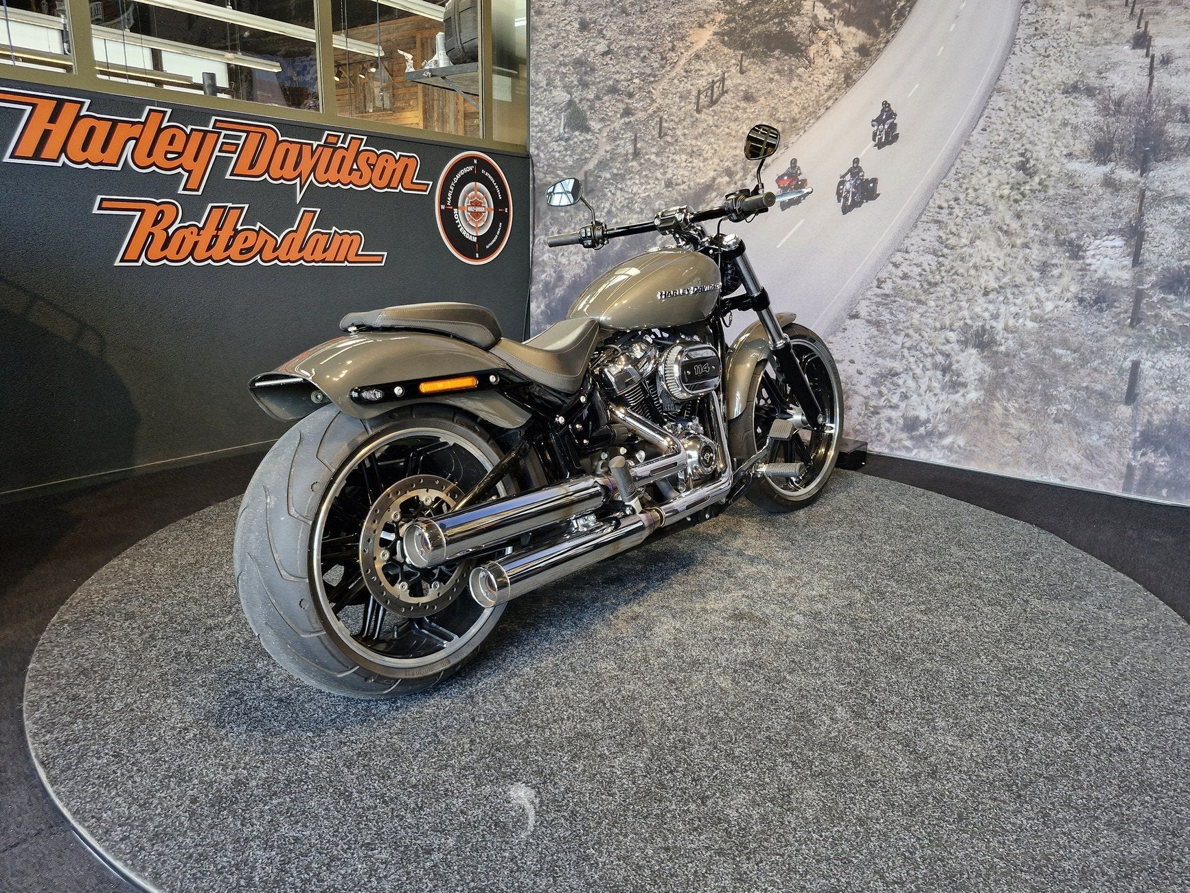 Harley-Davidson BREAKOUT 114 (bj 2019), Motoren, Motoren | Harley-Davidson, Laan van Vredenoord 33
2289 DA  RIJSWIJK, NL, Bedrijf