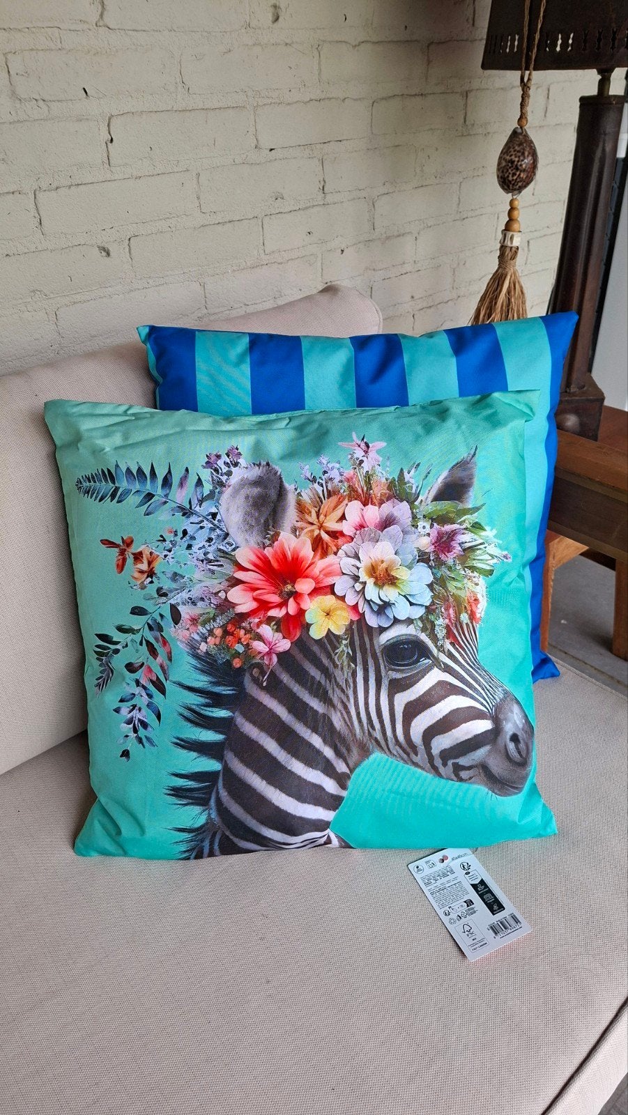 2 waterbestendige kussens: Ciao Bella & Zebra (45x45), Ophalen of Verzenden, Nieuw, Overige kleuren, Vierkant