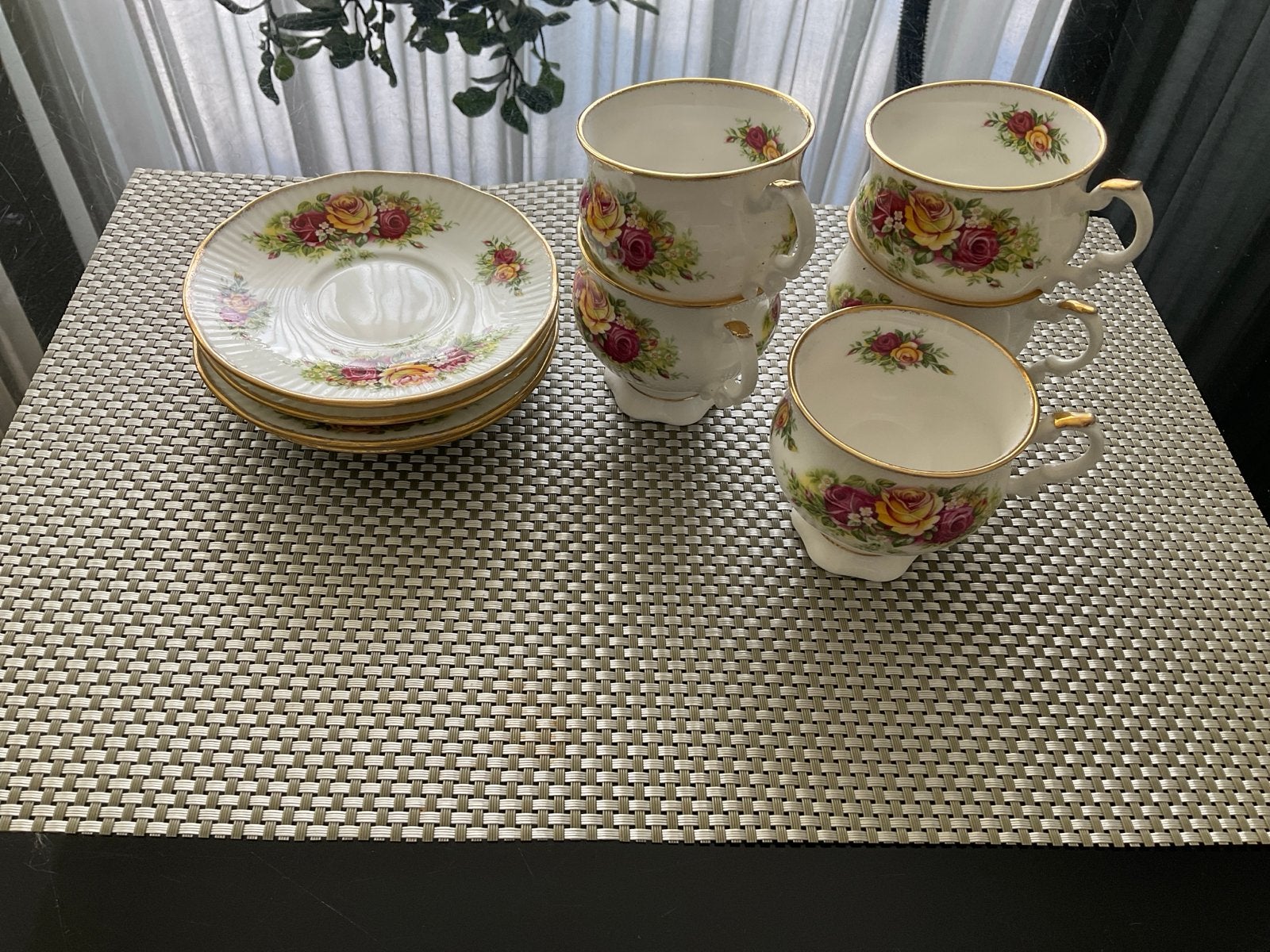 Elizabethan Staffordshire theeceramiek - 4 kopjes en schotel, Antiek en Kunst, Antiek | Servies los, Ophalen