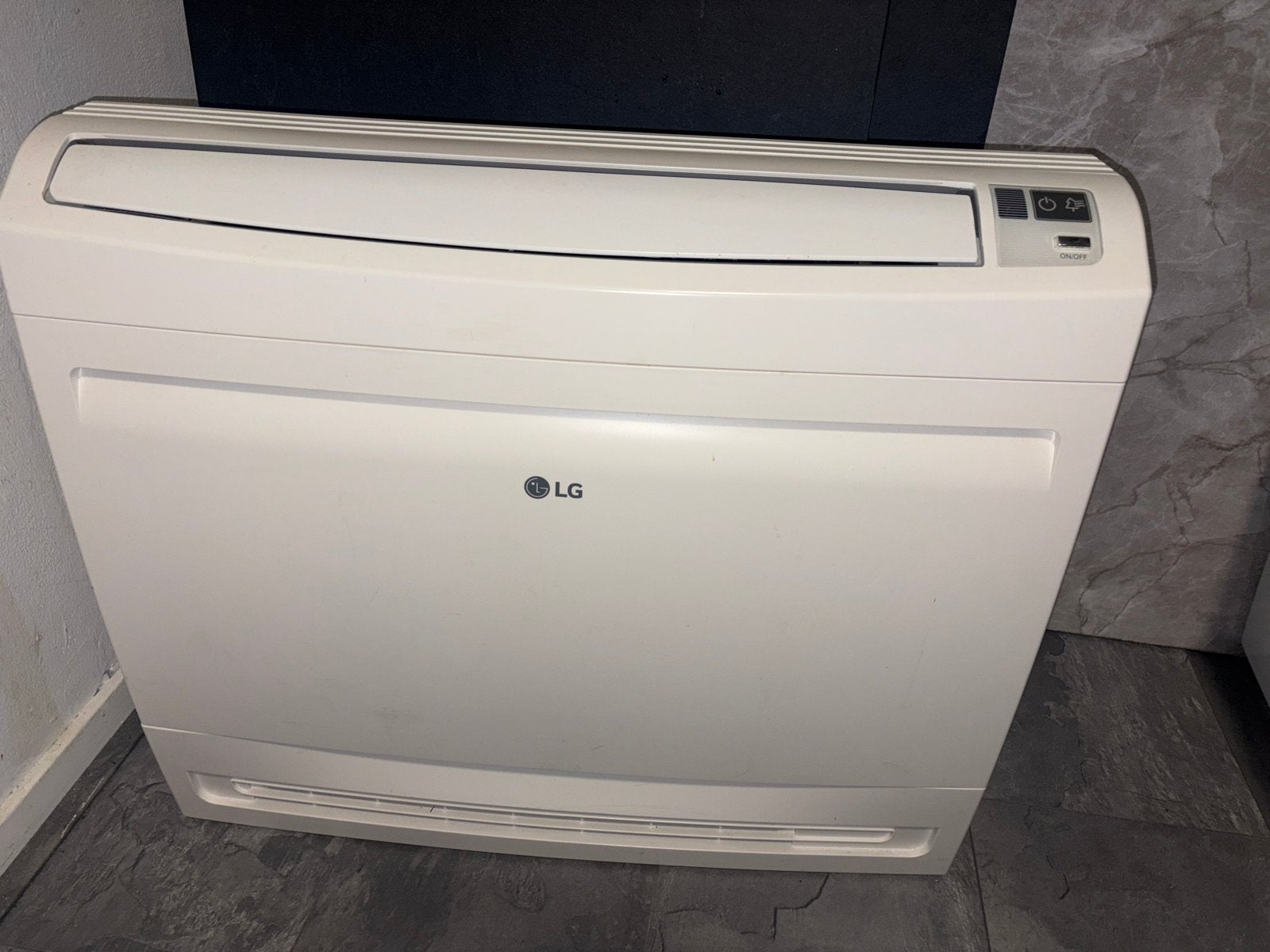 LG Vloermodel Airco - Koelen en Verwarmen, Ophalen, Gebruikt, 3 snelheden of meer, Koelen en Ontvochtigen