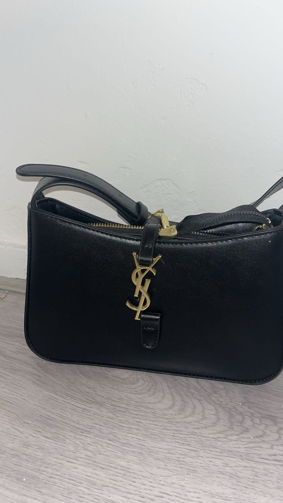 Stijlvolle Zwarte Schoudertas met Gouden Details, Ophalen of Verzenden, Zo goed als nieuw, Zwart, Schoudertasje