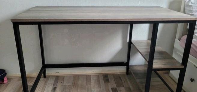 Een ruime studie/werk tafel, Ophalen