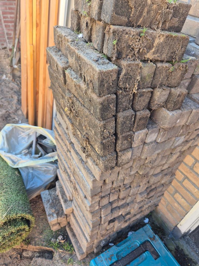 Gratis op te halen,gebruikte betonnen klinkers -, Tuin en Terras, Tegels en Klinkers, Ophalen, Gebruikt, Klinkers, 10 m² of meer