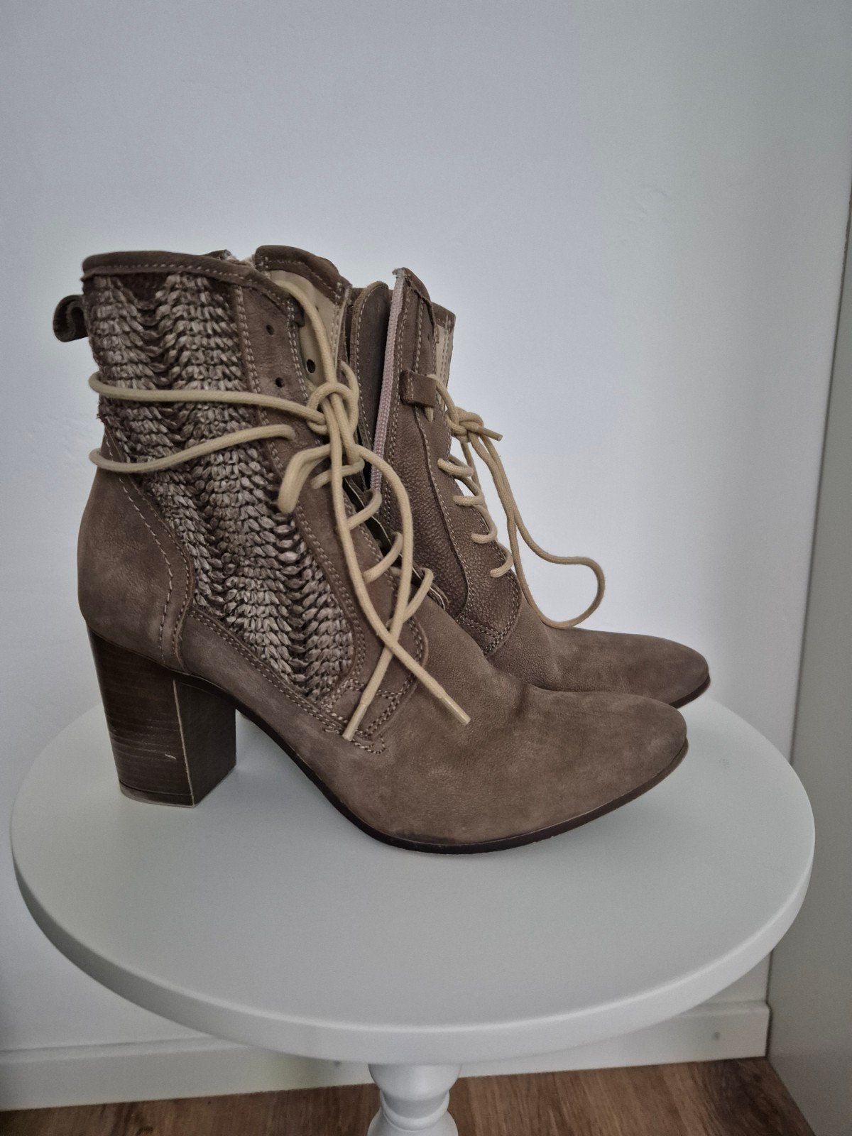 Taupe suède veterlaarzen met hak, Kleding | Dames, Ophalen, Gedragen, Bruin, Lage of Enkellaarzen