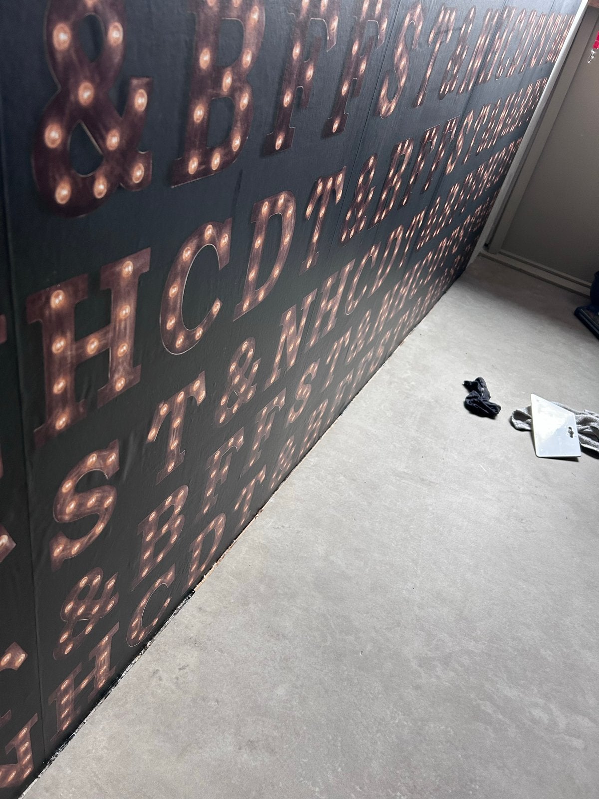 Vliesbehang met letterpatroon - 2 rollen + restje, Huis en Inrichting, Stoffering | Behang, Overige patronen, Zwart, Ophalen of Verzenden