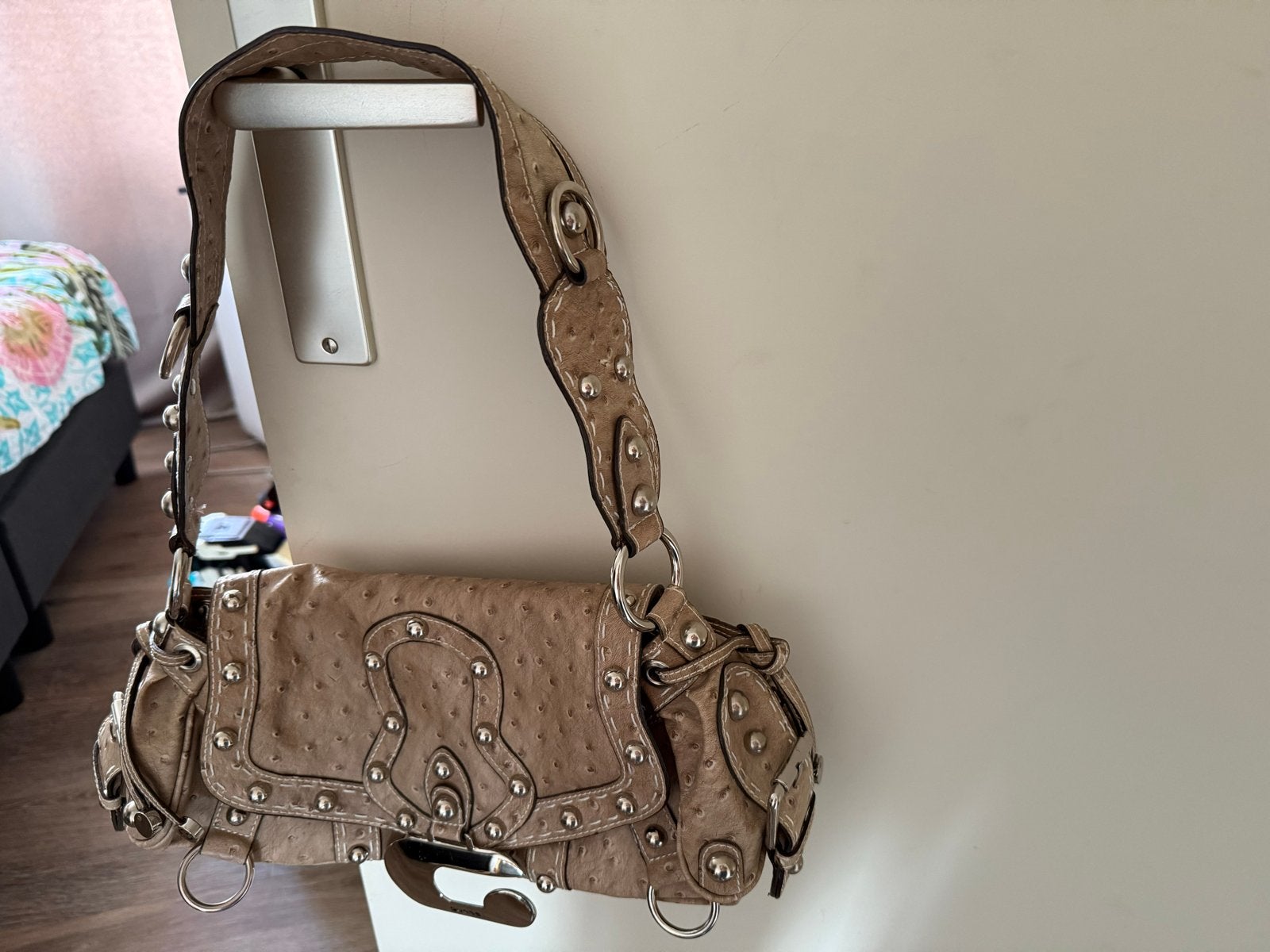 Guess tas - Beige schoudertasje met studs, Sieraden, Tassen en Uiterlijk, Tassen | Damestassen, Ophalen, Zo goed als nieuw, Beige