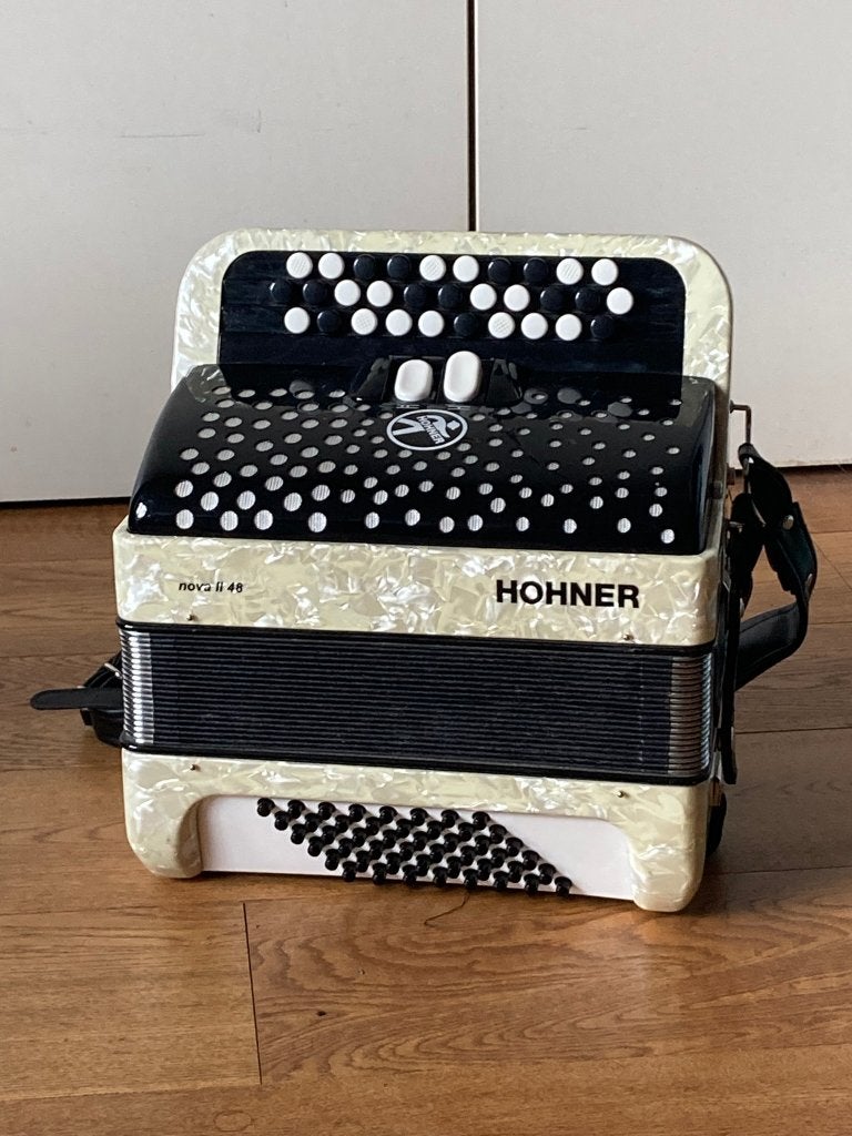 knopaccordeon C grif 48 bas Hohner Nova, Muziek en Instrumenten, Ophalen, 48-bas, Met koffer, Zo goed als nieuw