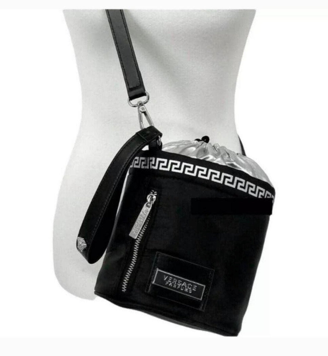 Versace Parfums Ronde Tas - Zwart & Zilver NIEUW parfum bag, Sieraden, Tassen en Uiterlijk, Zwart, Nieuw, Ophalen of Verzenden