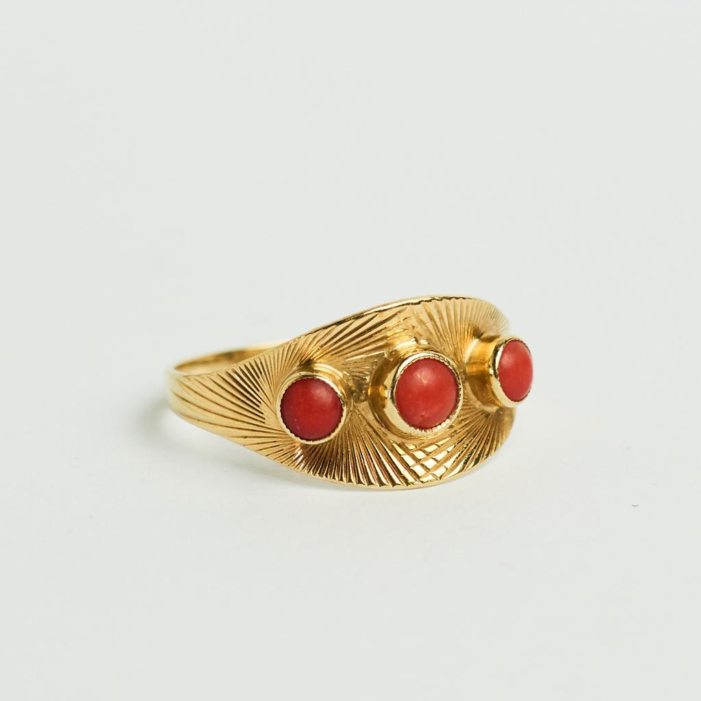 Vintage jaren 70 gouden ring bloedkoraal goud 14 karaat, Ophalen of Verzenden, Zo goed als nieuw, 17 tot 18, Met edelsteen