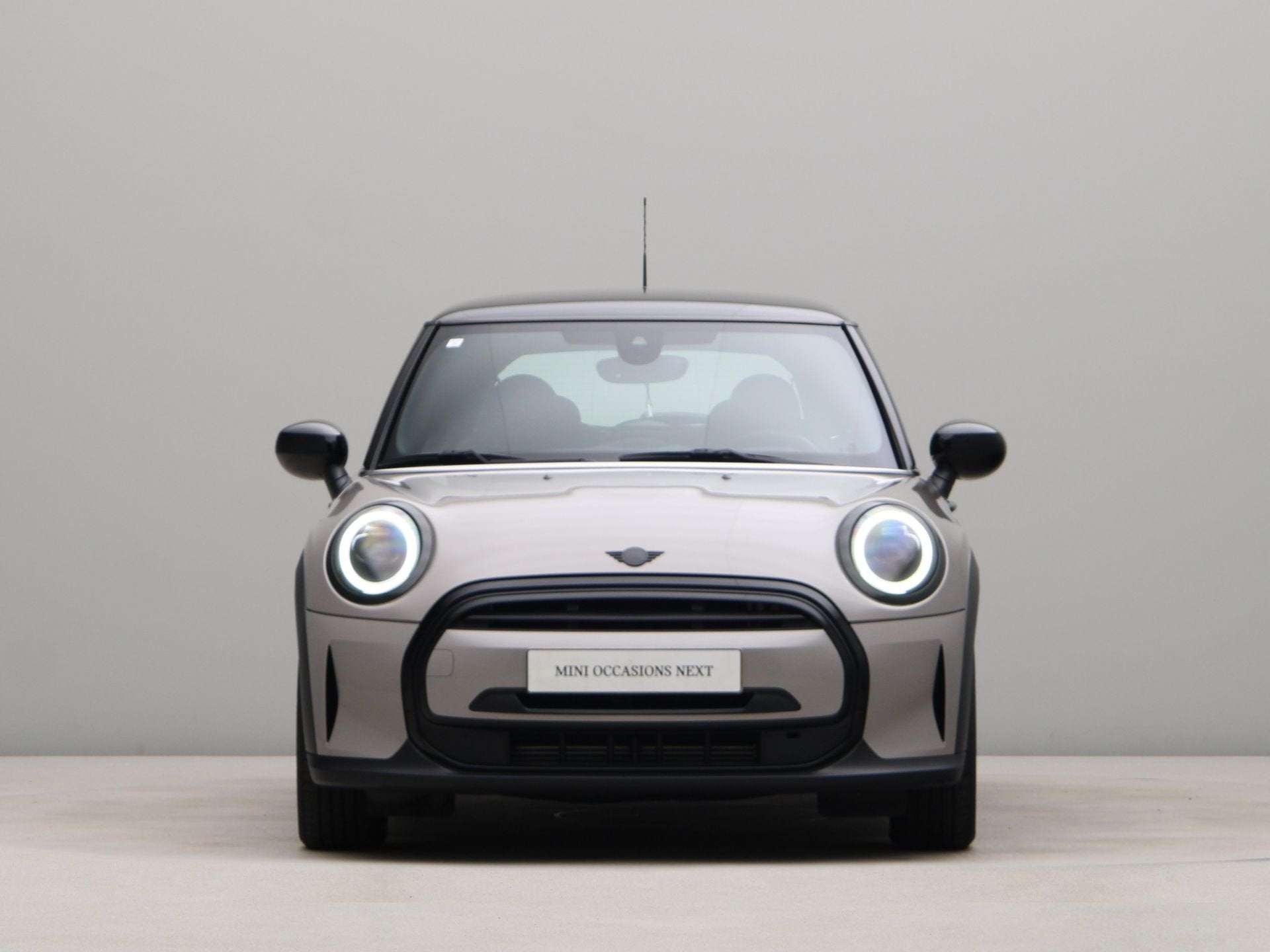 MINI 3-deurs Cooper Classic Aut. (bj 2023, automaat), Auto's, 136 pk, Gebruikt, Met garantie (alle), 4 stoelen