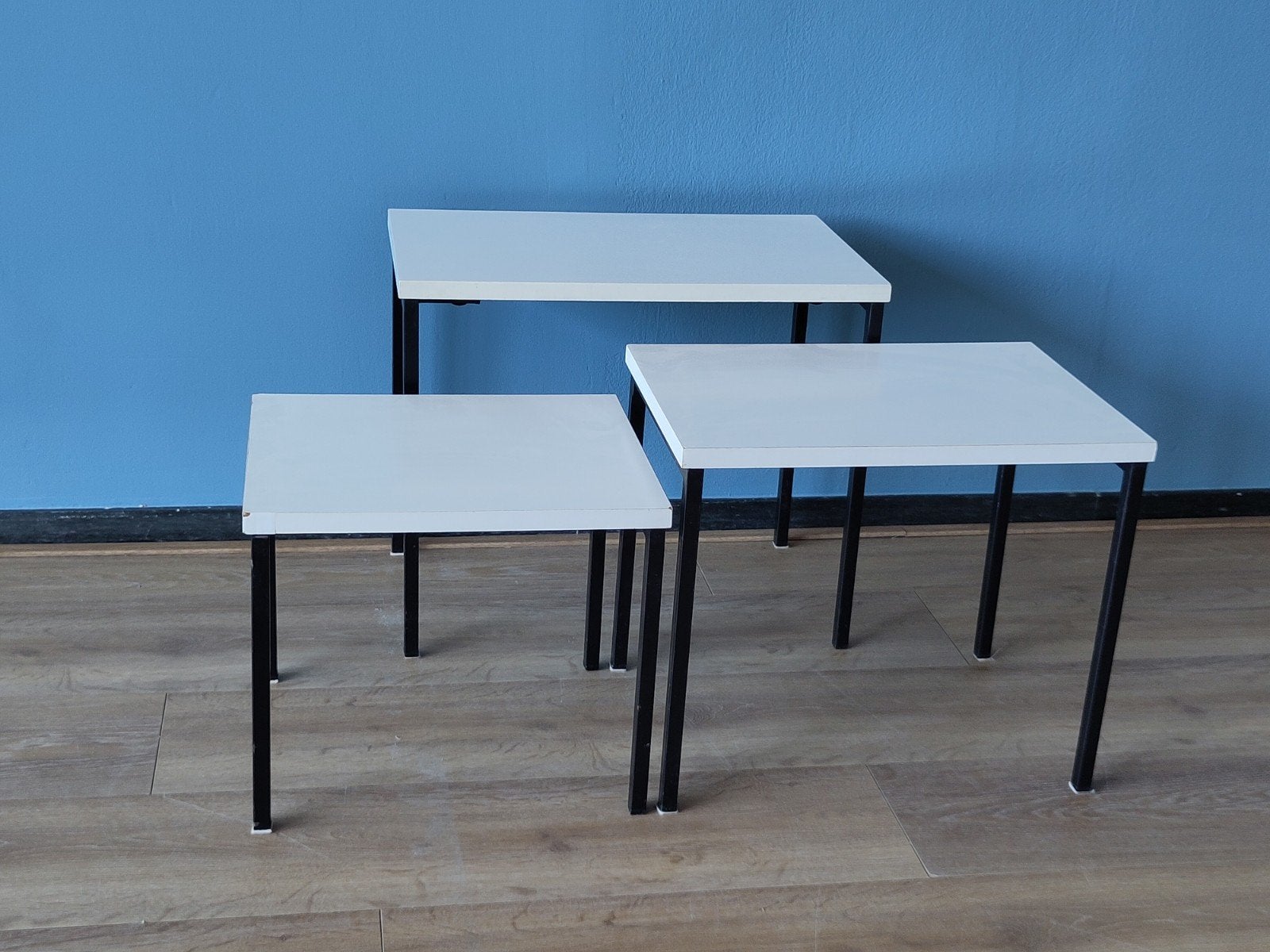 Vintage set tafeltjes miniset nesting tables metaal hout, Minder dan 45 cm, Minder dan 55 cm, Gebruikt, Mid century modern dutch design