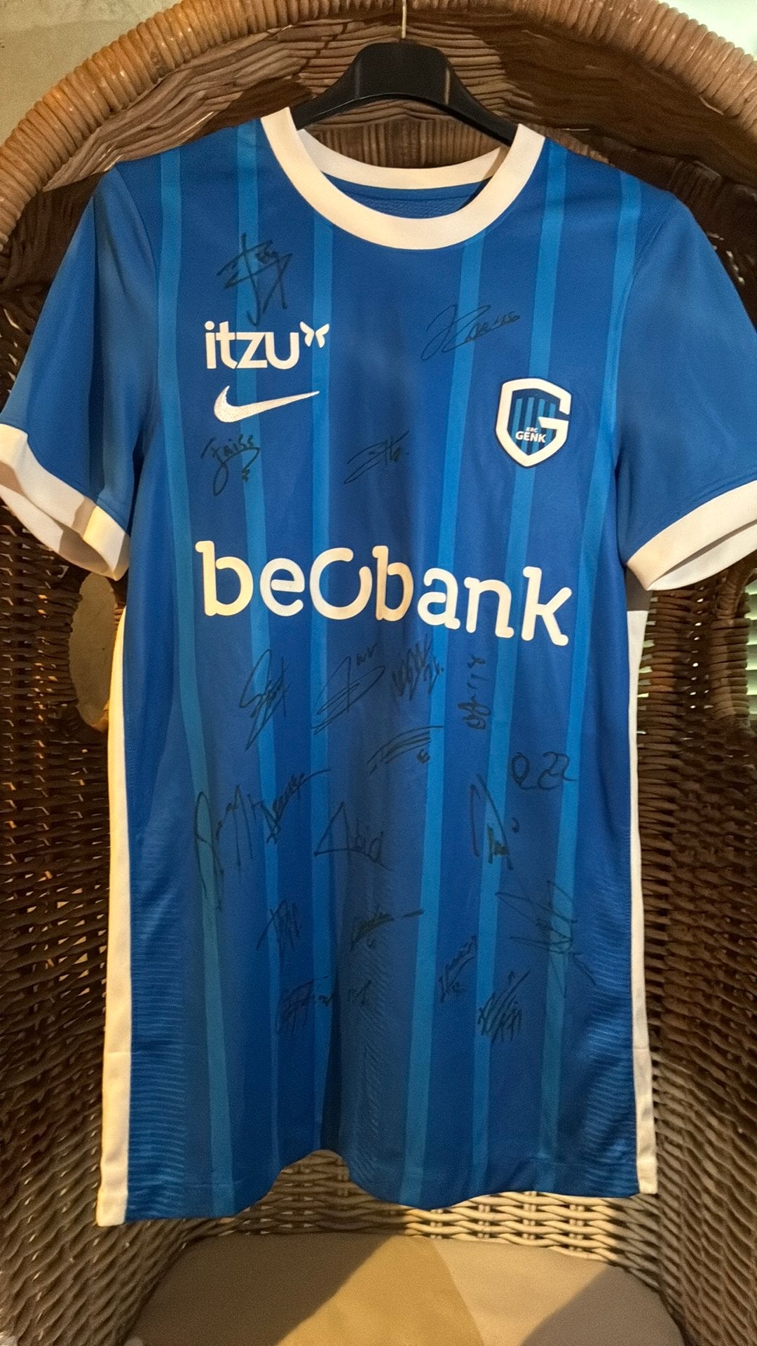 KRC Genk Thuisshirt Bryan Heynen #8 – Volledig Gesigneerd, Maat S, Ophalen of Verzenden, Nieuw, Shirt
