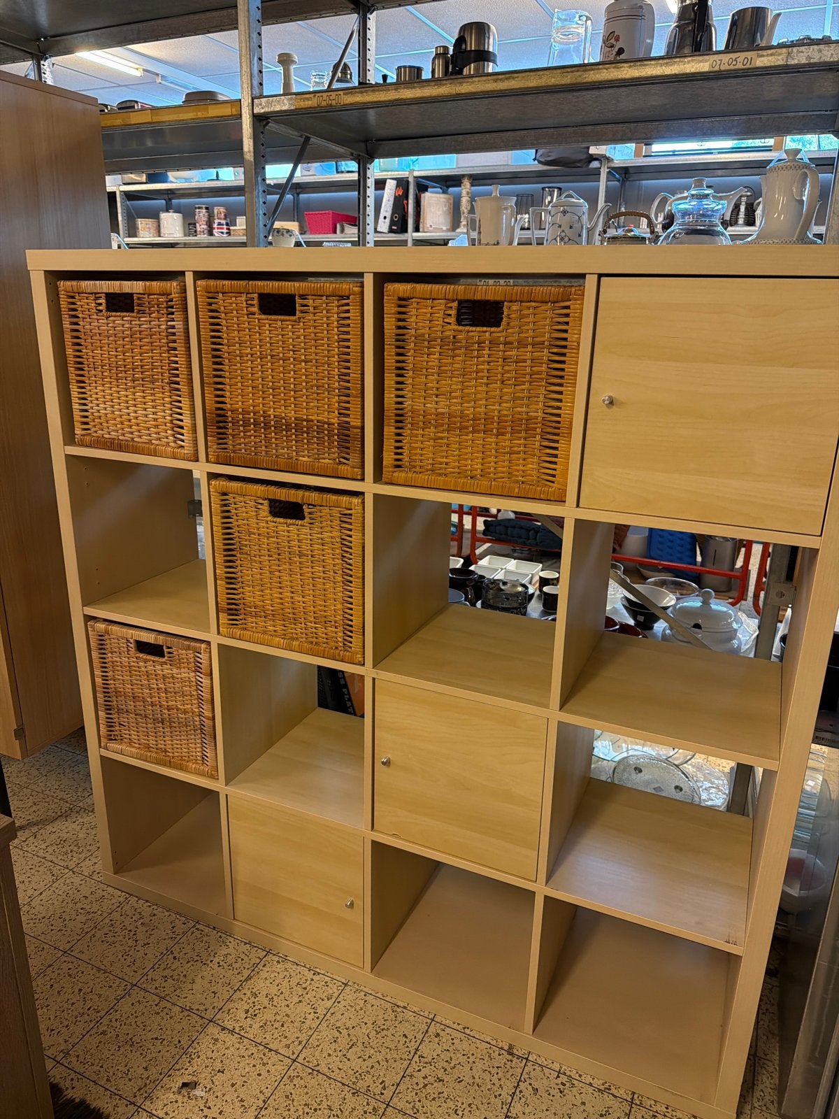 Kallax kast met manden en deurtjes - zo goed als nieuw, Huis en Inrichting, Kasten | Overige, Ophalen, ., Zo goed als nieuw, .
