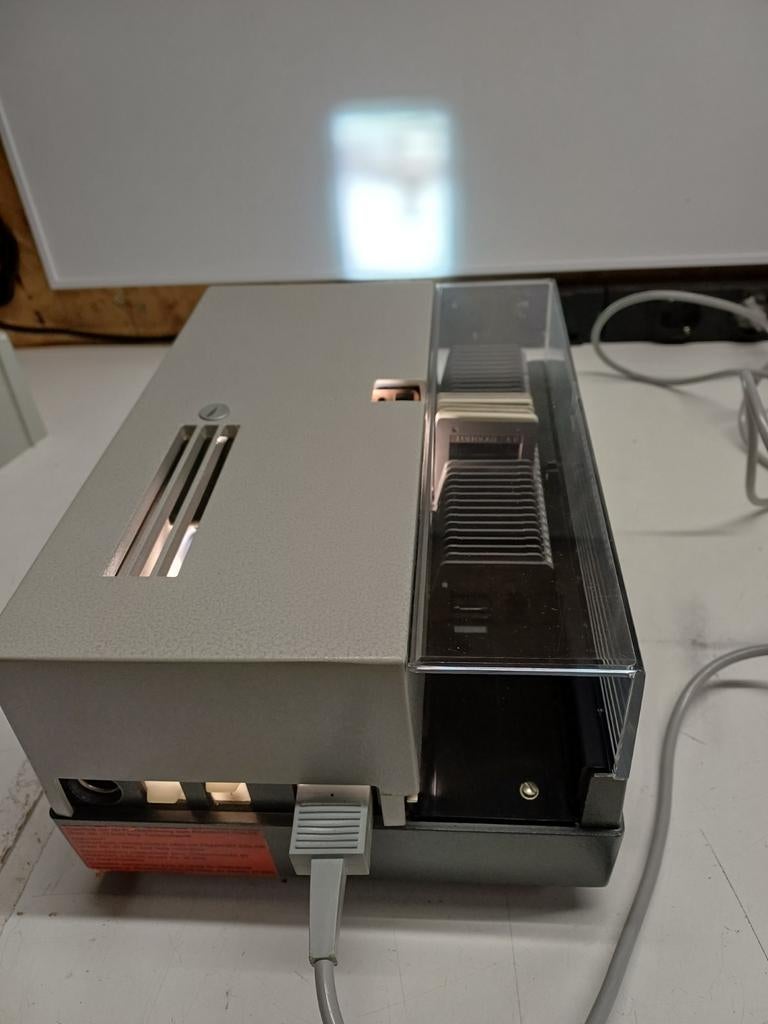 Leitz Pradovit Color diaprojector - Goede staat, werkt prima, Ophalen of Verzenden, Gebruikt
