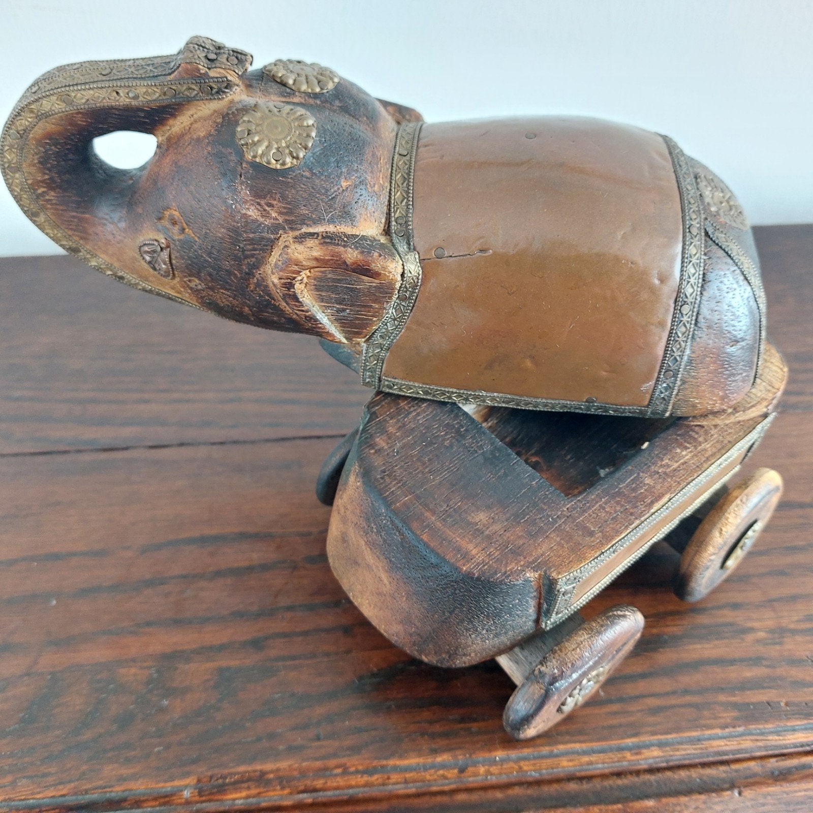 Antieke Houten Olifant op Wielen - Decoratief 12Bx21Lx 13H e, Ophalen of Verzenden