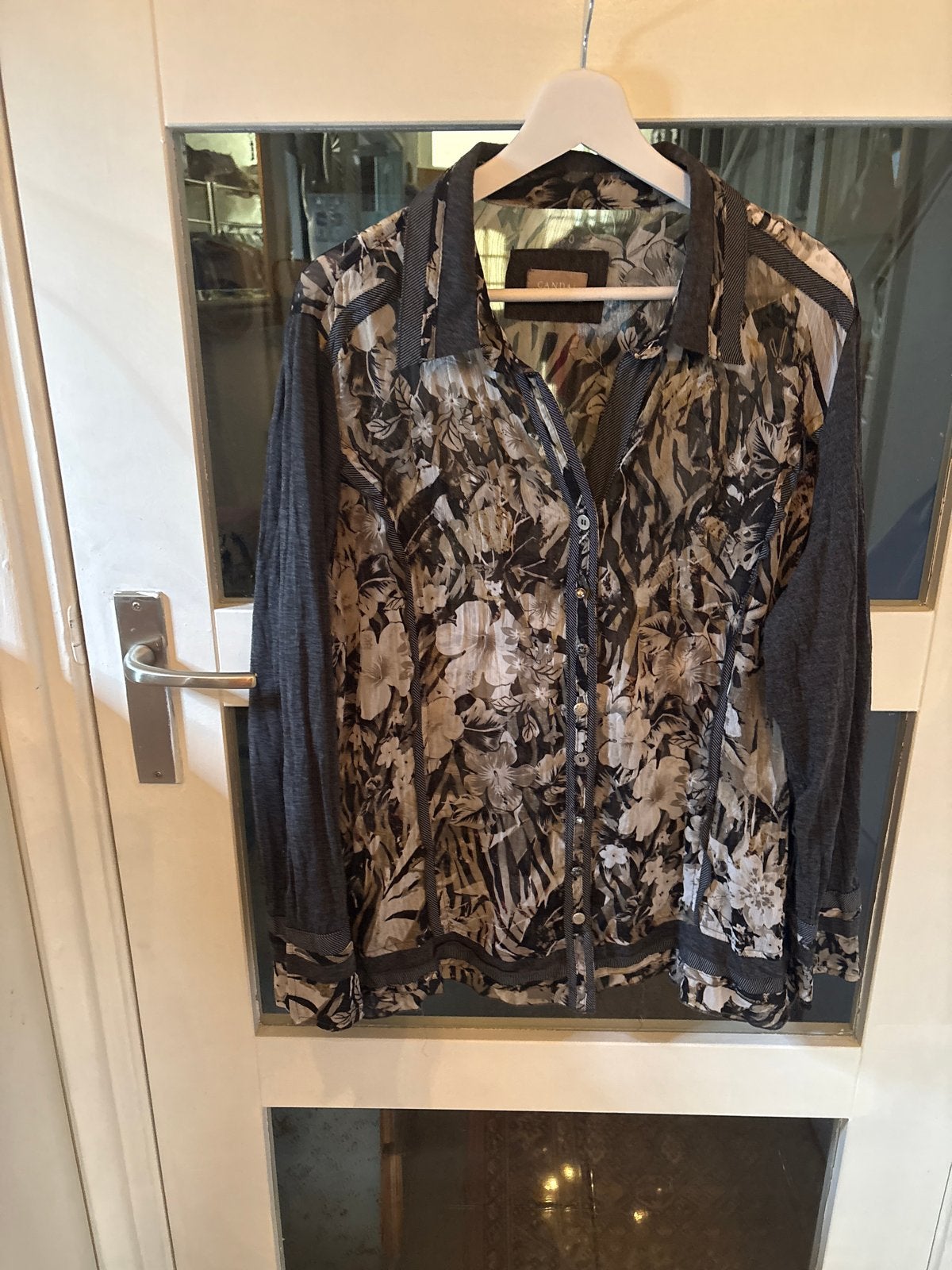 Canyon blouse met bloemenprint en donkere mouwen, Ophalen of Verzenden, Zo goed als nieuw, Maat 42/44 (L), Meerkleurig