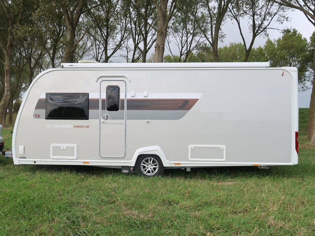 NIEUWSTAAT: Elddis Crusader Mistral / Queensbed / zeer luxe, Standaardzit, Elddis, Oven, Bedrijf