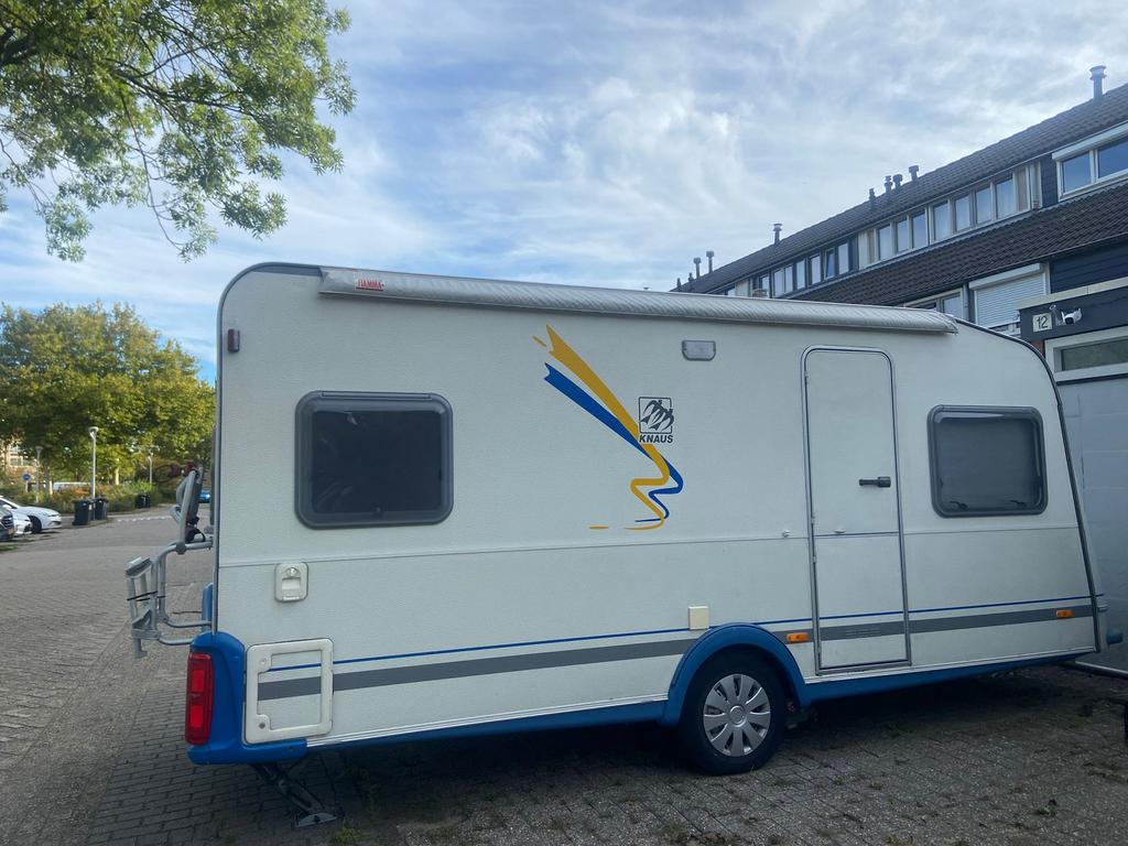 Knaus blueline 450 met mover, Caravans en Kamperen, Caravans, Particulier, tot en met 4, 1000 - 1250 kg, Rondzit, Knaus, Mover