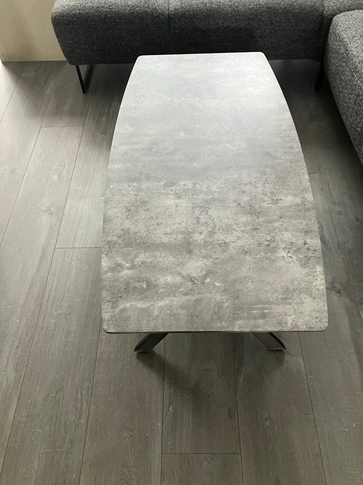 Moderne salontafel met betonnen look en metalen onderstel, Ophalen, 100 tot 150 cm, 50 tot 100 cm, Zo goed als nieuw