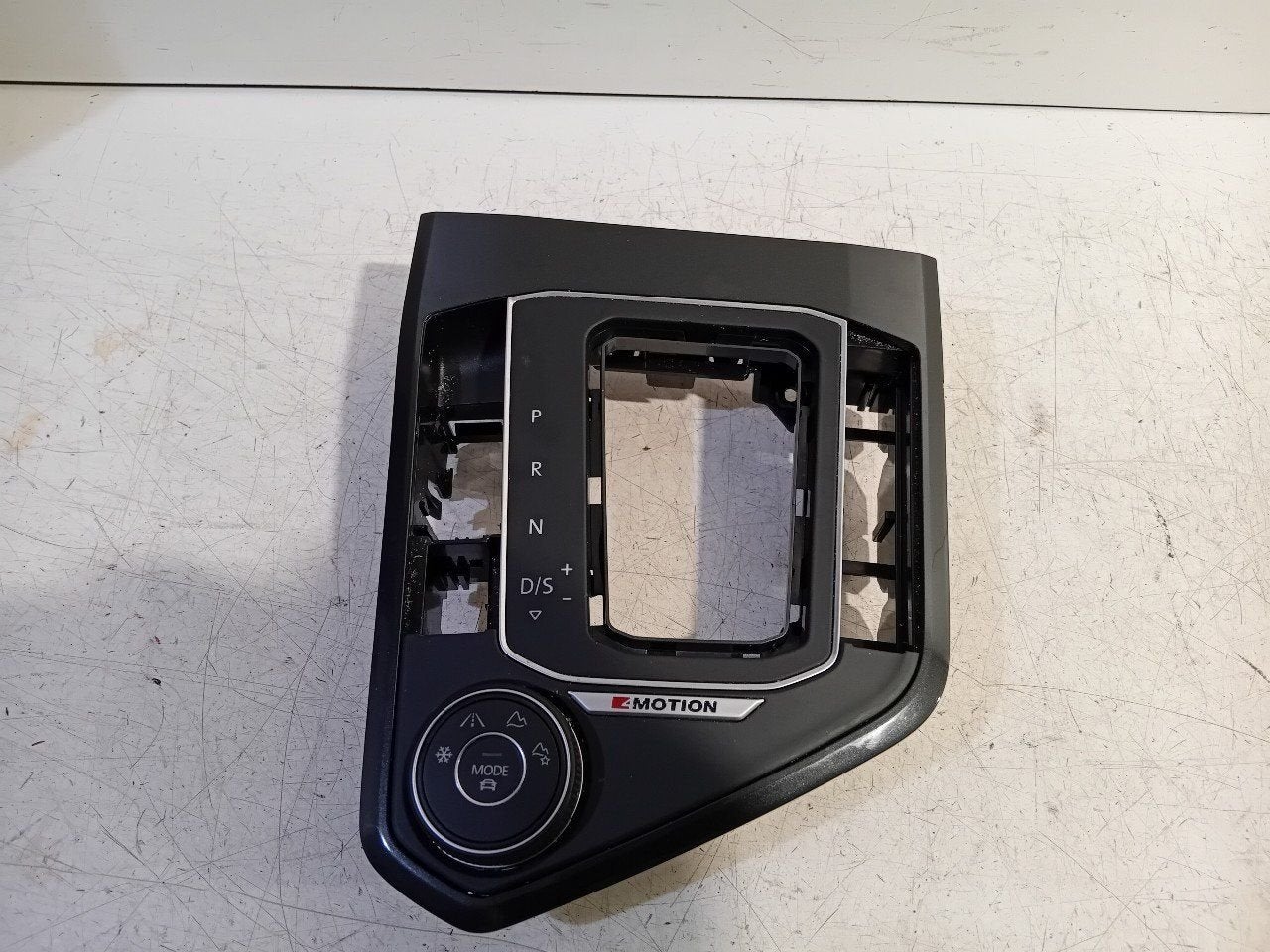 Sierlijst Volkswagen Tiguan, Onderdelen@venauto.nl, Van der Ven Autorecycling B.V., Gebruikt, Ettenseweg 76, 4706 PB Roosendaal, The Netherlands