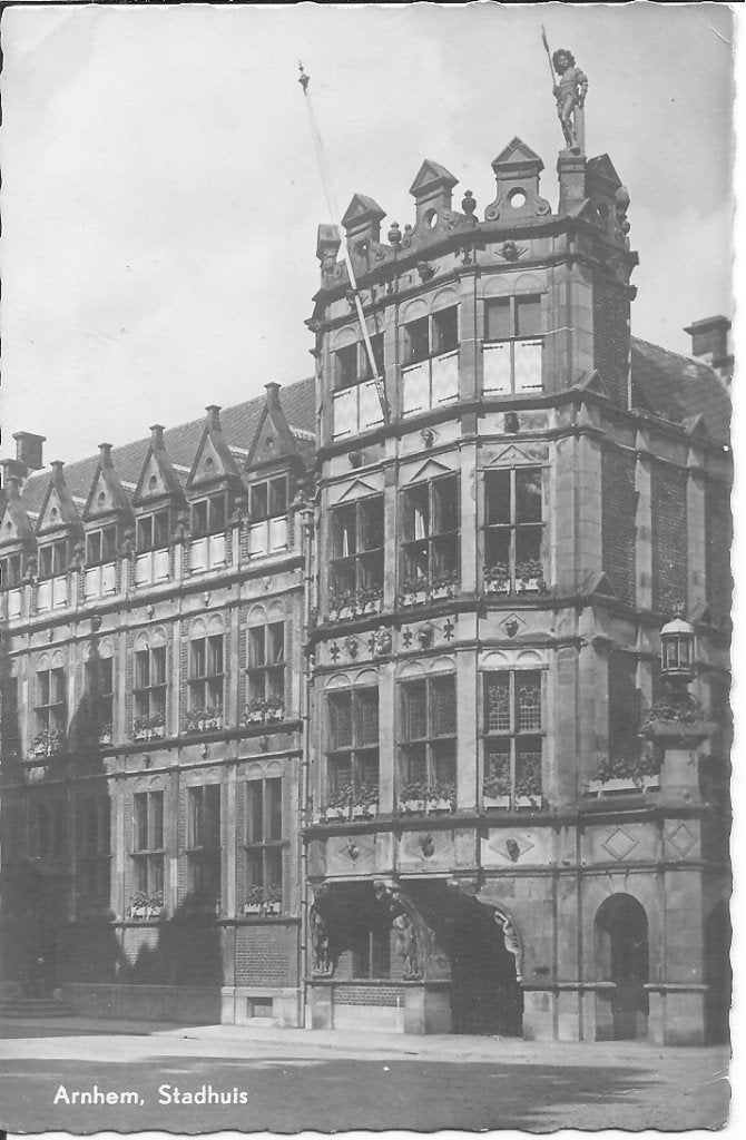 Oude ansichtkaart Stadhuis Arnhem - Gelopen 1957, Ophalen of Verzenden, 1940 tot 1960, Gelopen, Gelderland