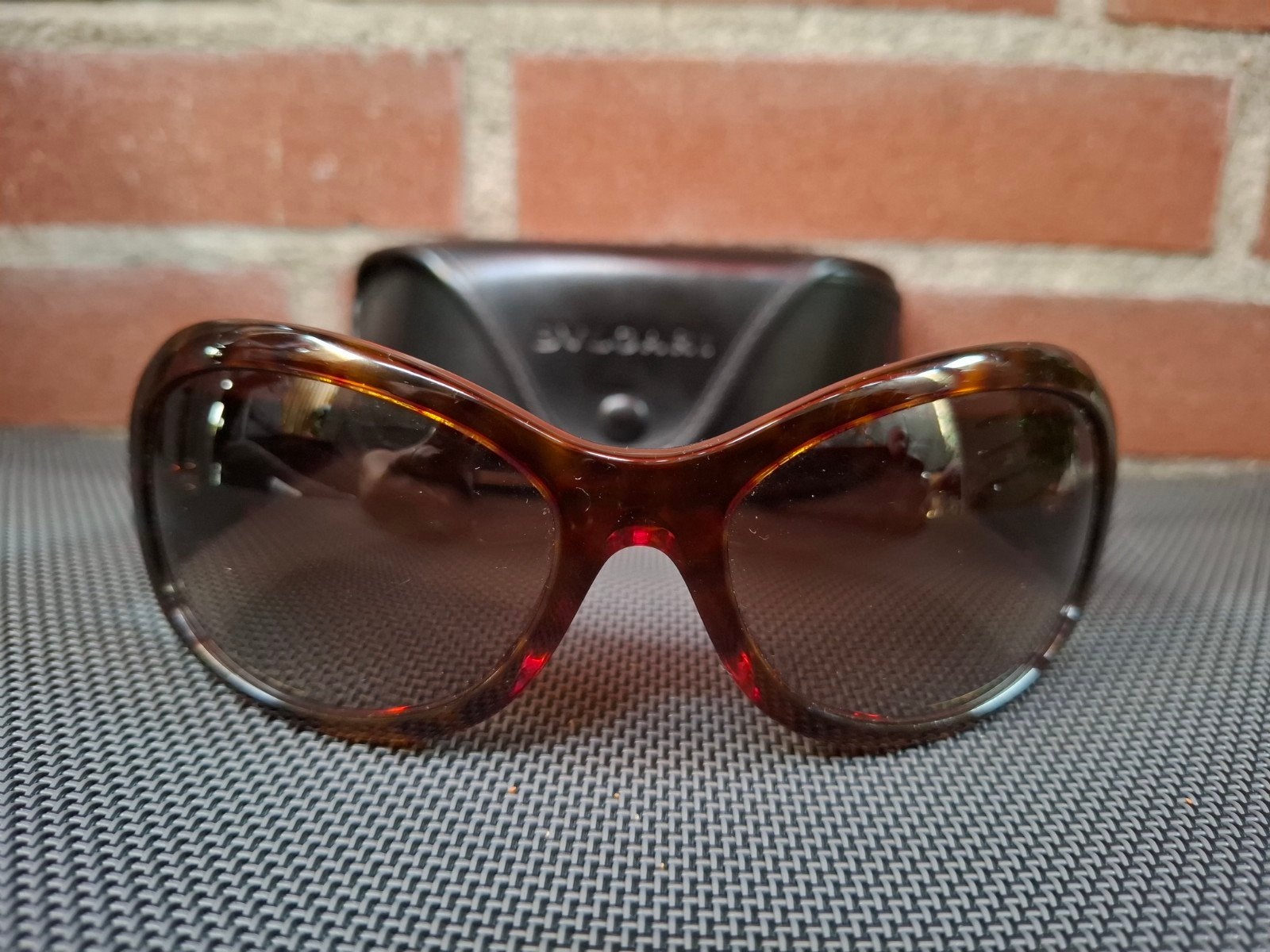 Bvlgari zonnebril met steentjes en originele etui, Ophalen of Verzenden, Zo goed als nieuw, Bruin, Overige merken