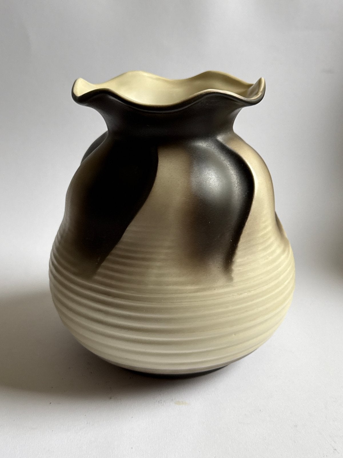 Mosa vaas 18,5 cm - Crème/Bruin geglazuurd, Antiek en Kunst, Ophalen of Verzenden