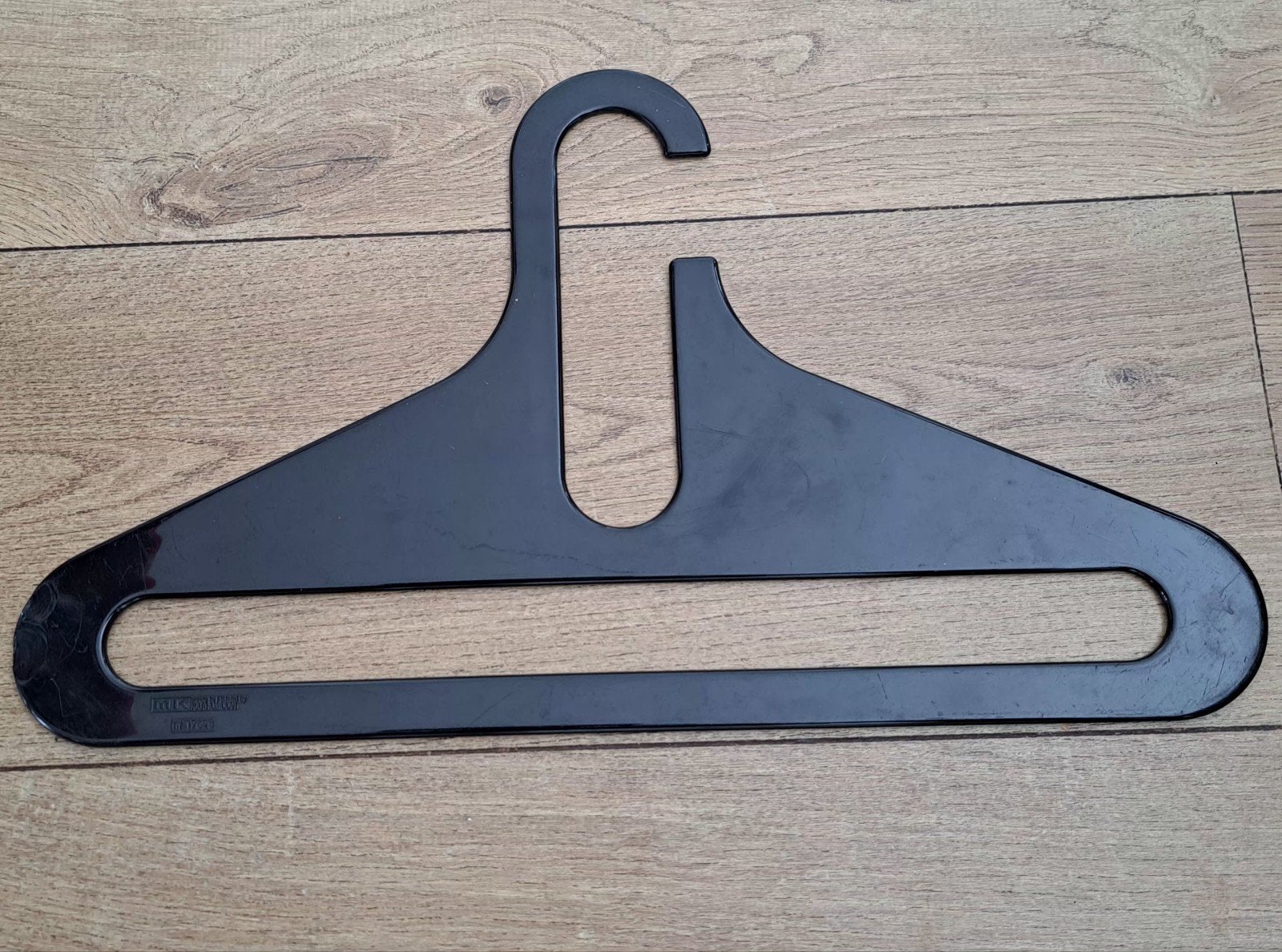 Vintage Karhumuovi kledinghanger - Zwart plastic, Ophalen of Verzenden, Gebruikt, Kunststof, Volwassenen