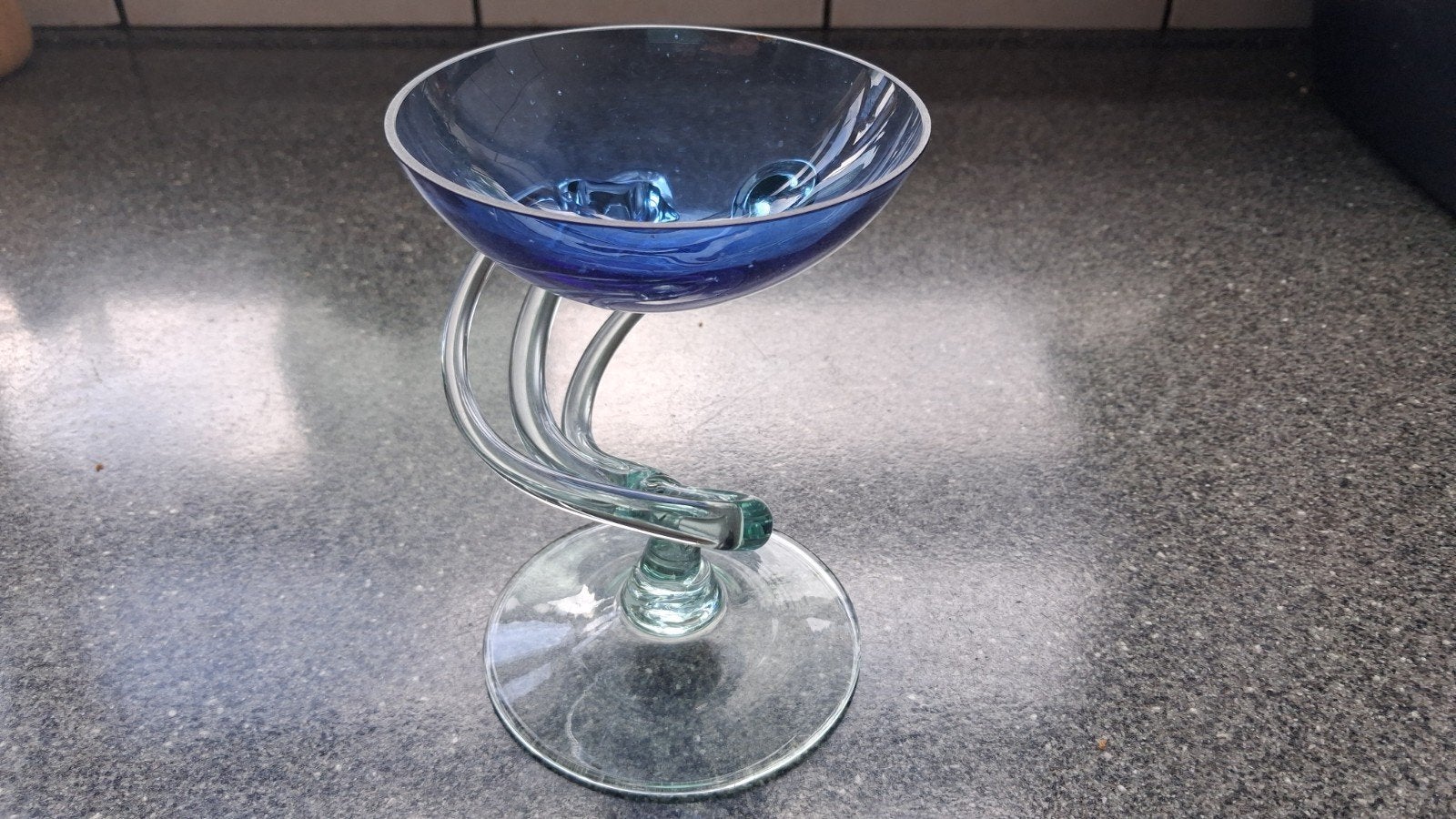 Decoratief Blauw Glazen Schaaltje op Gedraaide Voet, Huis en Inrichting, Ophalen of Verzenden