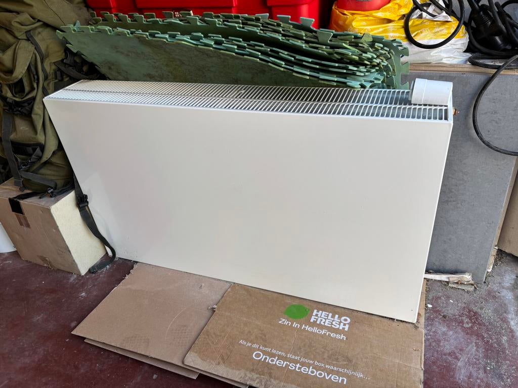 Radiator met Digitale thermostaat knop RADSON, Ophalen, 30 tot 80 cm, Radiator, Zo goed als nieuw